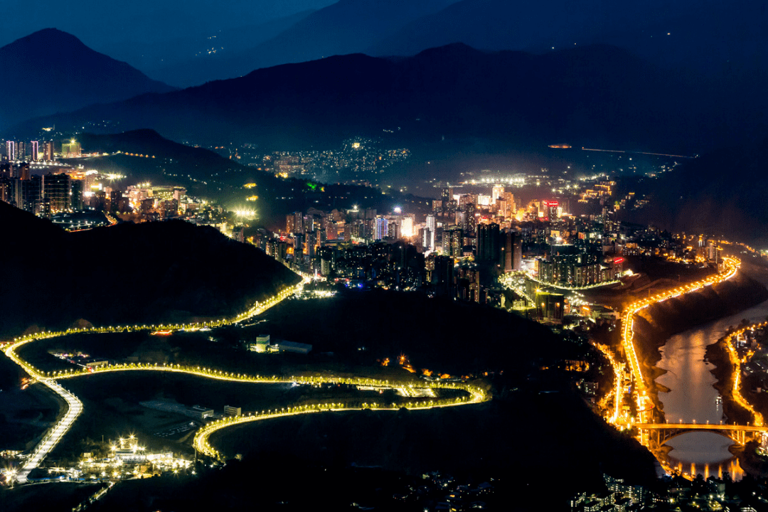 川報(bào)聚焦 | 攀枝花市東區(qū):爭(zhēng)創(chuàng)全省縣域經(jīng)濟(jì)發(fā)展強(qiáng)縣按.