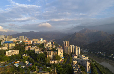 航拍鋼城四川省攀枝花市的城市風(fēng)